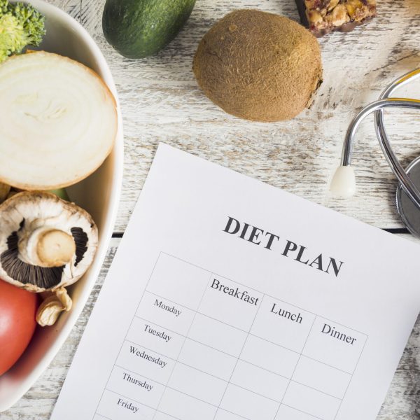 dieta-plan-z-warzywami-i-stetoskopem-na-drewnianym-biurku dieta-plan-z-warzywami-i-stetoskopem-na-drewnianym-biurku