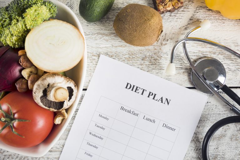 dieta-plan-z-warzywami-i-stetoskopem-na-drewnianym-biurku dieta-plan-z-warzywami-i-stetoskopem-na-drewnianym-biurku